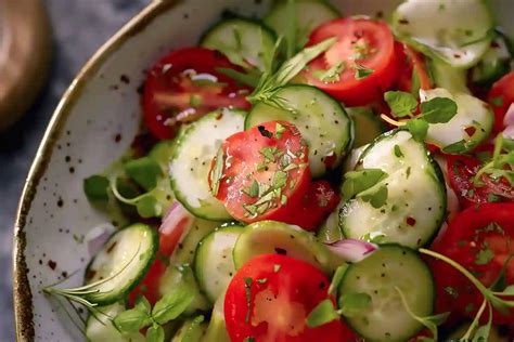 vasaros daržovių kokteilis su pomidorais, agurkais ir paprika