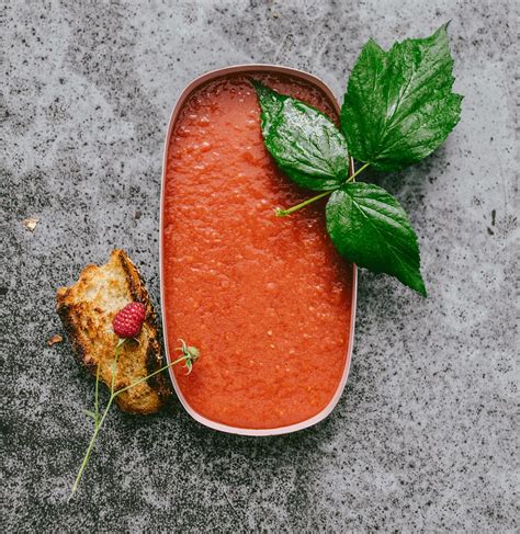 šalta pomidorų sriuba su duonos skrebučiais ir baziliko lapeliais