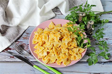 virti makaronai su jautienos faršo padažu dubenyje