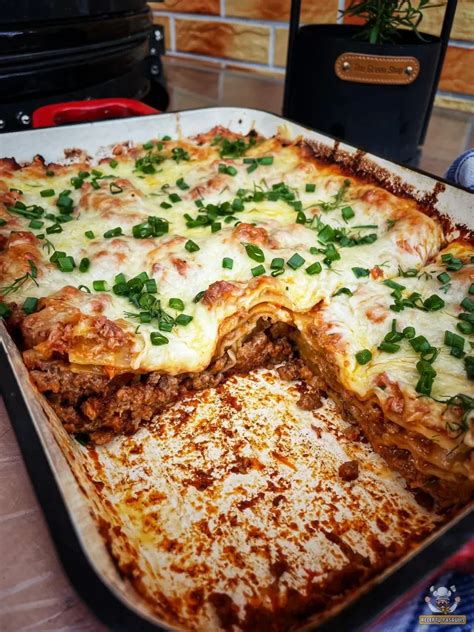 sluoksniuota lazanija su jautienos faršu ir sūriu
