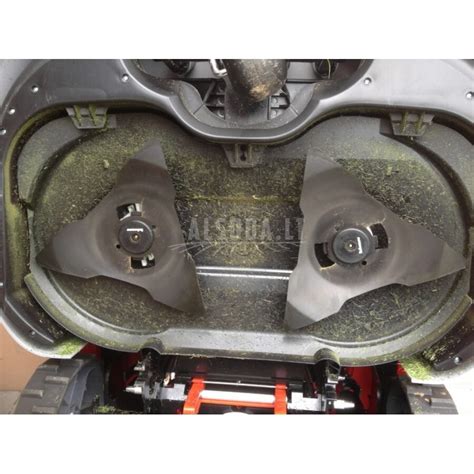 Vejapjovės korpuso ir peilių valymas nuo žolės likučių