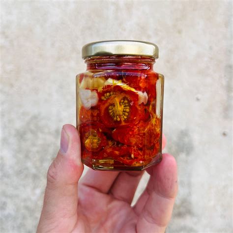 Džiovinti pomidorai aliejuje su česnakais ir žolelėmis stiklainyje