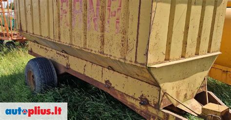 schematinis grūdų priekabos su atviru viršumi vaizdas, iliustruojantis jos atvirą konstrukciją