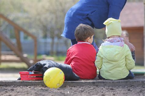 vaikai sodina sėklas darželyje