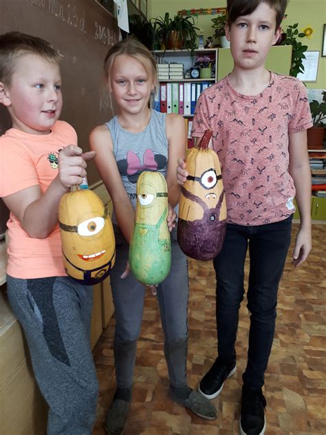 vaikai su papuoštais moliūgais