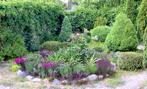 įvairiaspalviai gėlynai su ilgamečiais augalais