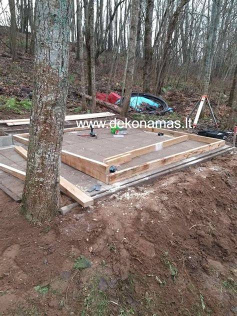 Nuoseklus medinio sieninio gėlių stovo gamybos procesas: išpjovimas, surinkimas, dažymas.