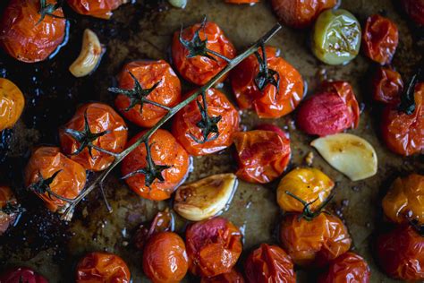 nuotrauka: lėtai orkaitėje kepti pomidorai su česnaku ir žolelėmis