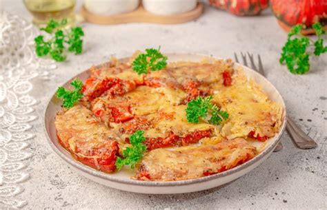 nuotrauka: keptas moliūgas su karamelizuotais pomidorais ir jogurtiniu padažu