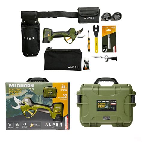 Nuotrauka, iliustruojanti akumuliatorinio sekatoriaus naudojimą genėjant storą šaką