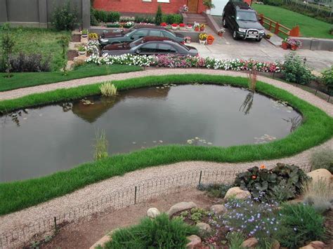 Nuotrauka, vaizduojanti verkiantį gluosnį, pasodintą šalia dekoratyvinio tvenkinio, kaip pagrindinį kraštovaizdžio elementą.