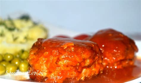 apkepti tefteliai sudėti į pomidorų padažą, troškinami puode