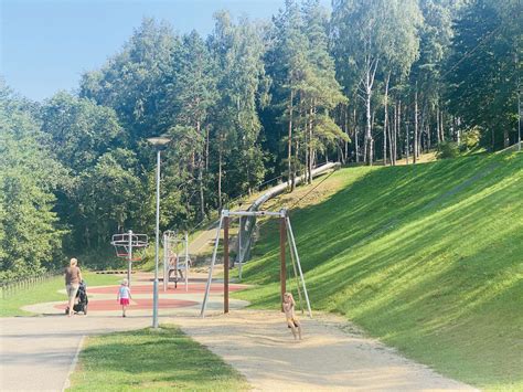 nuotrauka, vaizduojanti modernią ir saugią vaikų žaidimo aikštelę su lauko sporto įranga