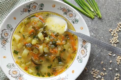 nuotrauka su paruošta šalta agurkų sriuba dubenėlyje, papuošta krapais ir graikiniais riešutais