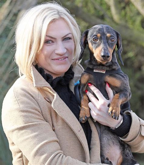 Vaizdinis siužetas: šuo, besiruošiantis įeiti į bebrų urvą