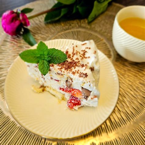 Ilustracija su paruoštais sviestiniais sausainiais, galbūt su formelėmis ant stalo