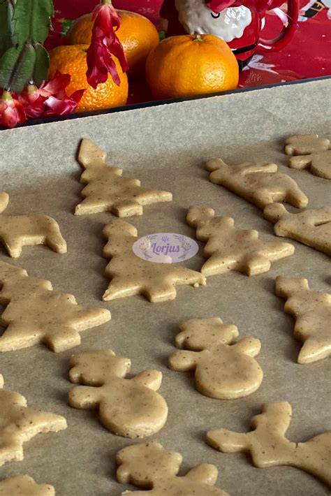 Nuotrauka naminių braškių sausainių ant kepimo skardos