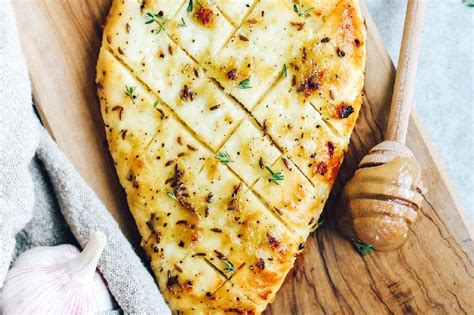 Nuotrauka kepto varškės sūrio su medumi ir česnakais