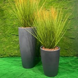 nuotrauka su įvairiais dirbtiniais augalais vazonuose