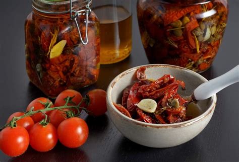 nuotrauka su paruošimo etapu: pomidorai aliejuje su prieskoniais