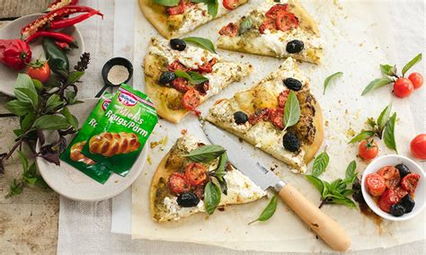 nuotrauka su patiekalais, pagardintais džiovintais pomidorais: pica ir salotos