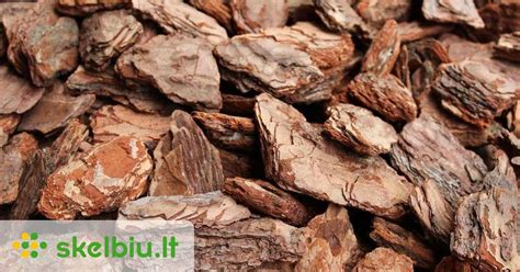 Smulkinta pušies žievė, supilta aplink dekoratyvinius augalus.