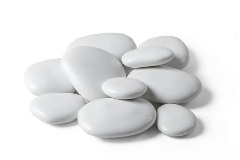 Dekoratyviniai akmenukai ir skalda, naudojami gėlyne.