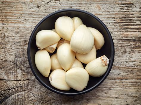 schema: česnako skiltelės sodinimas į griovelį su tinkamu atstumu