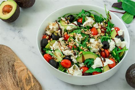 Salotos su avinžirniais, feta ir daržovėmis