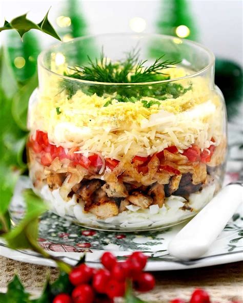 Sluoksniuotos salotos su įvairiais ingredientais