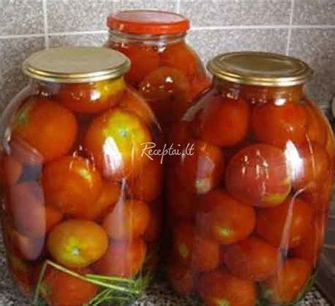 stiklainiai su pomidorais savo sultyse, apversti atvėsinimui