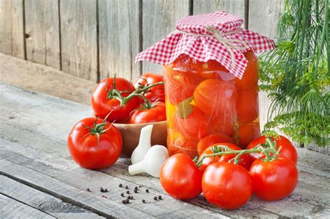 įvairūs konservuotų pomidorų produktai: džiovinti pomidorai, pomidorų tyrė, marinuoti pomidorai