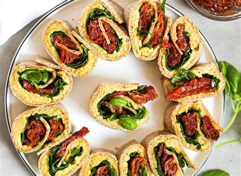 stalas su paruoštais suktinukais, apibarstytais kedrinėmis pinijomis ir bazilikais