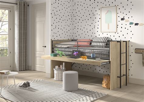 Aukšta palė kambariniame interjere