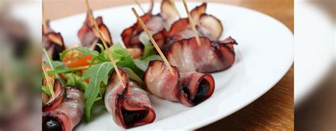 nuotrauka su paruošta kumpio ir džiovintų slyvų užkandėle