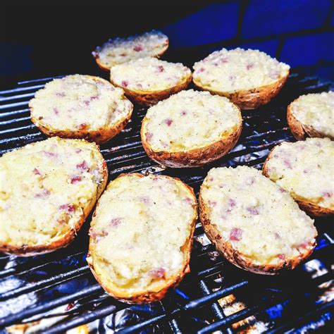 nuotrauka su įdarytomis keptomis bulvėmis