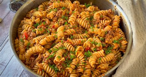 nuotrauka su paruoštu makaronų apkepu su faršu ir pomidorais