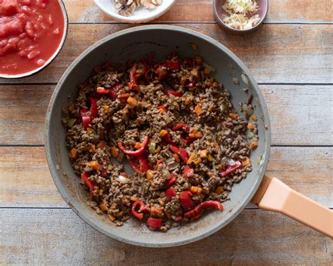 nuotrauka su kepamu faršu keptuvėje