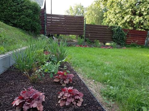 Gėlynas, padengtas grikių lukštų mulču