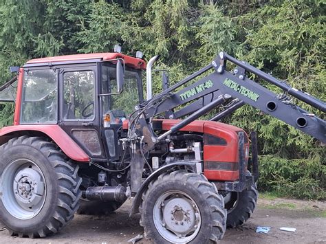 Nuotrauka su įvairiomis traktorių dalimis