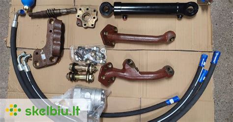 Nuotrauka su įvairiomis MTZ traktoriaus vairo cilindro atsarginėmis dalimis