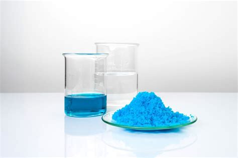 Nuotrauka: Preparatai su variu: Bordo mišinio komponentai (vario sulfatas, kalkės) ir paruoštas purškimui Bordo mišinys.