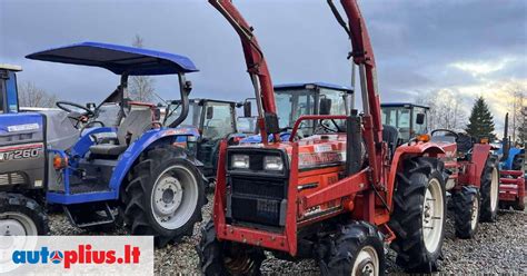 Nuotrauka su įvairiais japoniškais mini traktoriais ir jų padargais