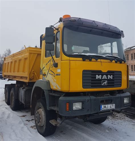 Savivarčio sunkvežimis, vežantis birias medžiagas