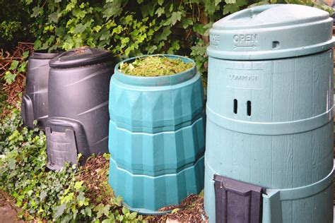 Nuotrauka, vaizduojanti sliekus, besimaitinančius organinėmis atliekomis kompostavimo dėžėje.