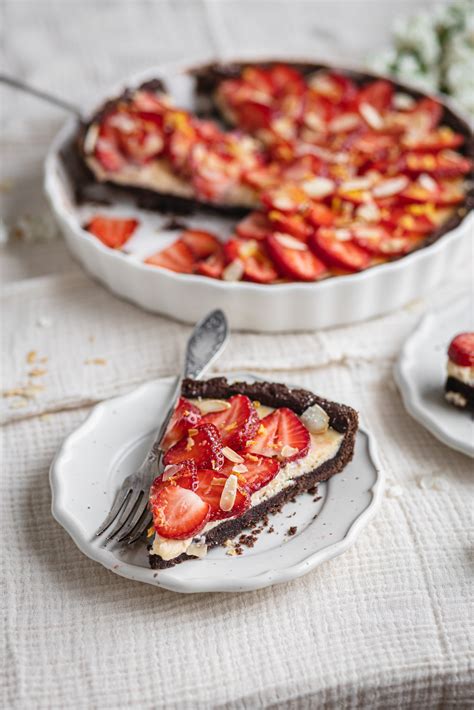 Nuotrauka, vaizduojanti paruoštą kinrožių arbatą su braškėmis ir citrina, papuoštą ledukais.