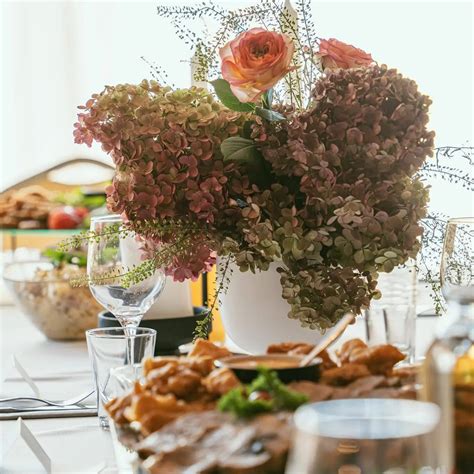 Nuotrauka, vaizduojanti gražiai sutvarkytą sodą su gėlynais, takais ir apšvietimu.