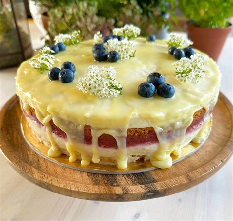 Vizualizacija: Varpinės medlievos krūmo nuotrauka su jo lapais ir uogomis.