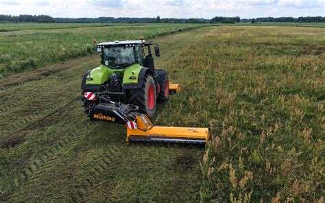 Nuotrauka, iliustruojanti mulčiavimo procesą gėlyne.