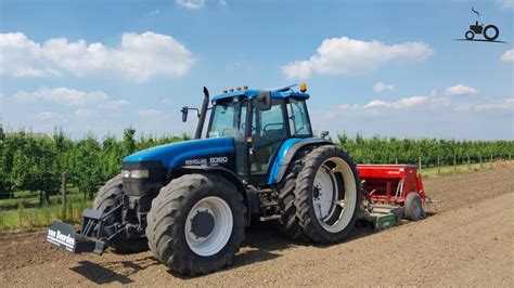 schematinis traktoriaus New Holland 8360 vaizdas su pagrindinėmis dalimis